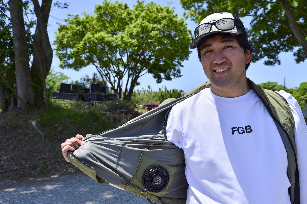 Waterproof, fan-equipped air-conditioned clothing for fishing