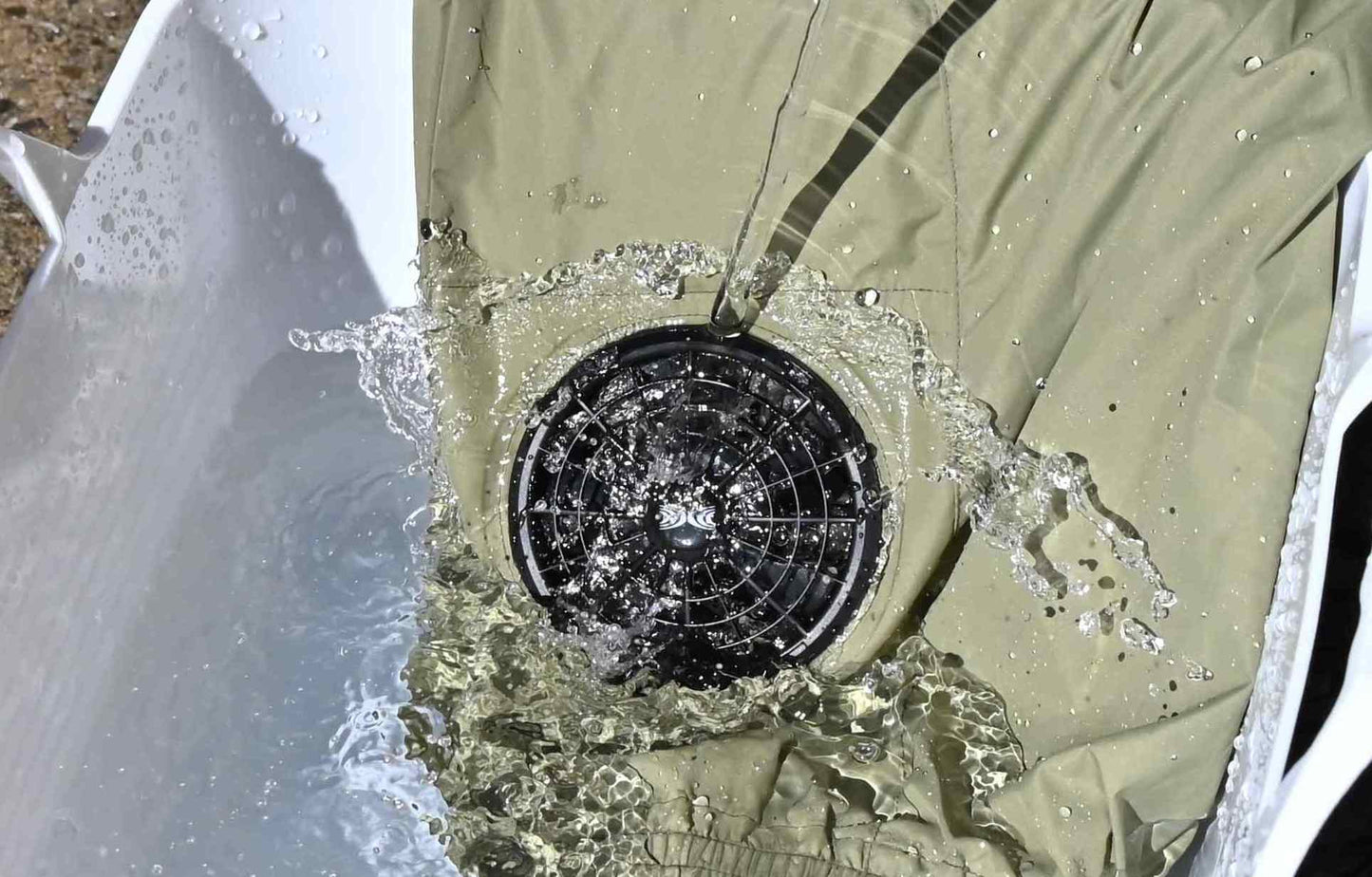 Waterproof, fan-equipped air-conditioned clothing for fishing