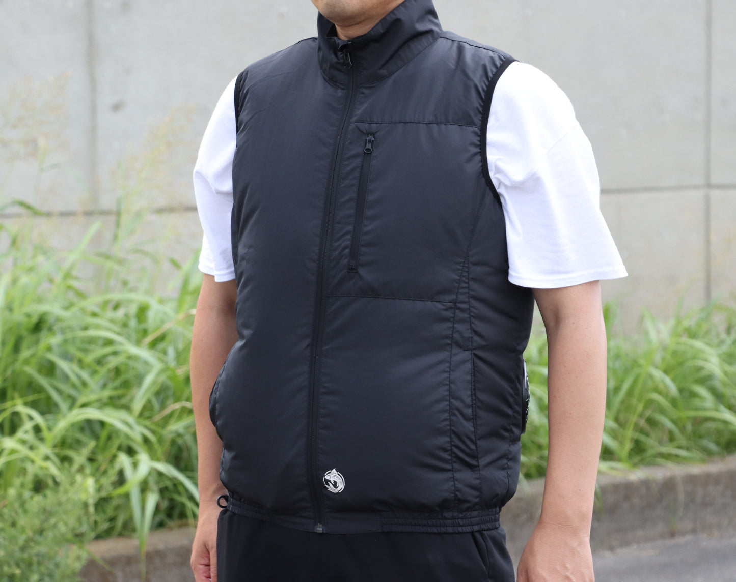Waterproof, fan-equipped air-conditioned clothing for fishing